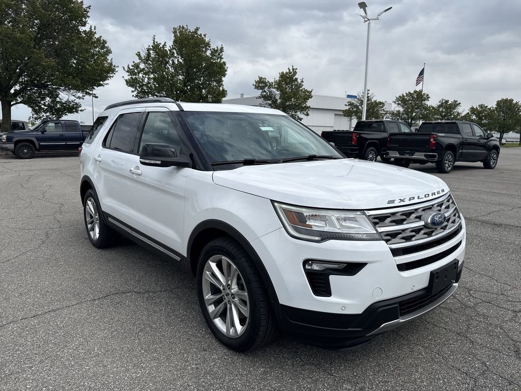 Used 2018 Ford Explorer XLT w/ Equipment Group 202A AWD/4WD image 2