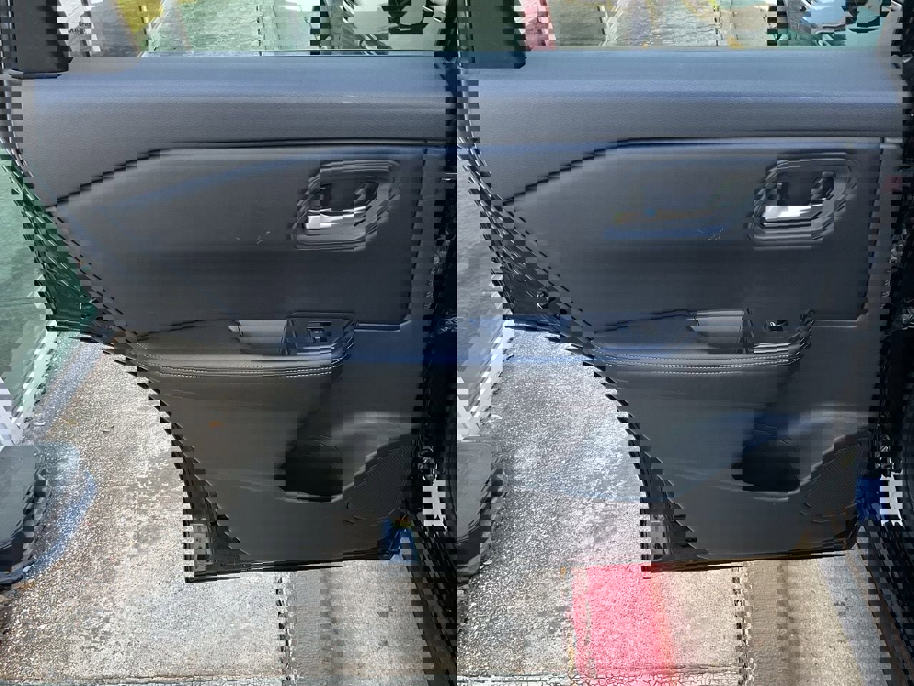 Used 2025 Nissan Rogue SV image 18