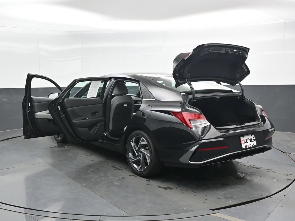 Certified 2026 Hyundai Elantra Limited w/ Cargo Package FWD image 50