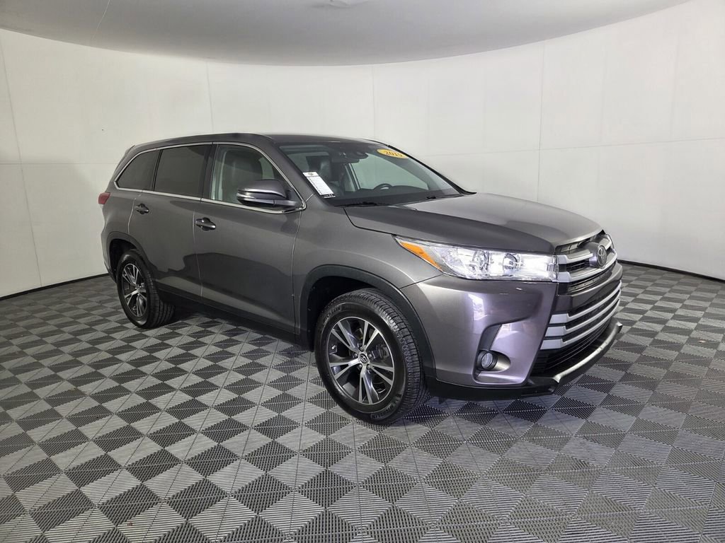 Used 2019 Toyota Highlander Plus FWD image 2