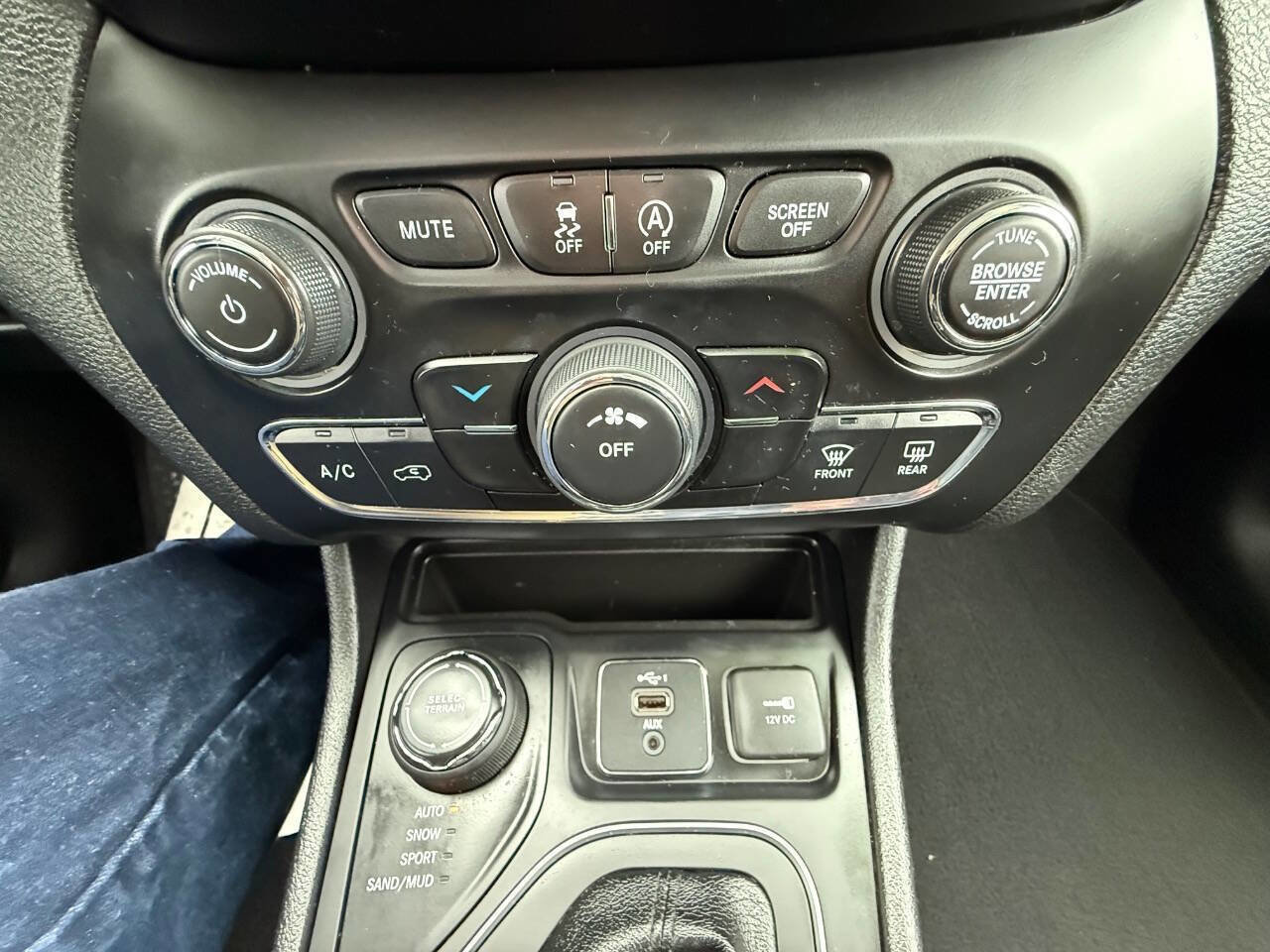 Used 2021 Jeep Cherokee Latitude Plus AWD/4WD image 14