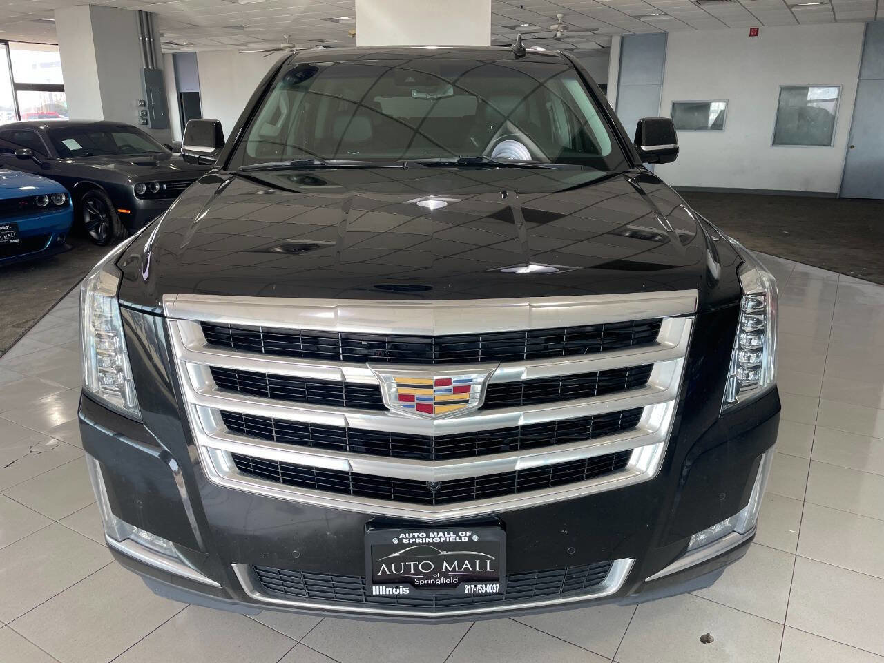 Used 2018 Cadillac Escalade ESV Luxury AWD/4WD image 2
