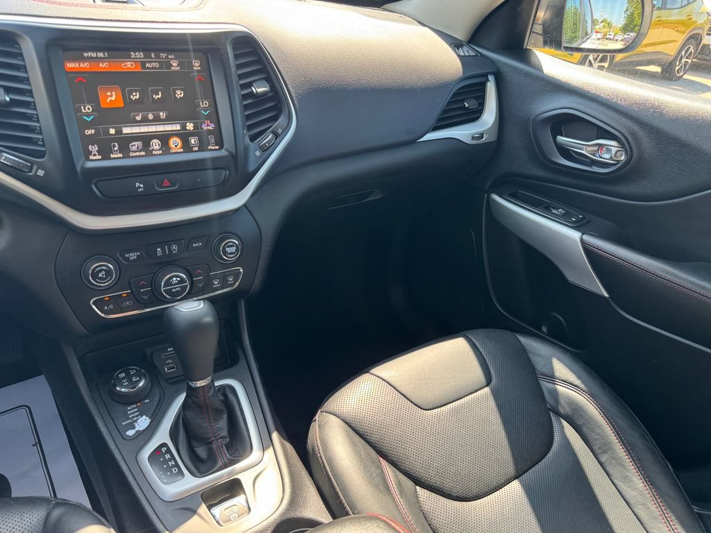 Used 2017 Jeep Cherokee Trailhawk AWD/4WD image 25