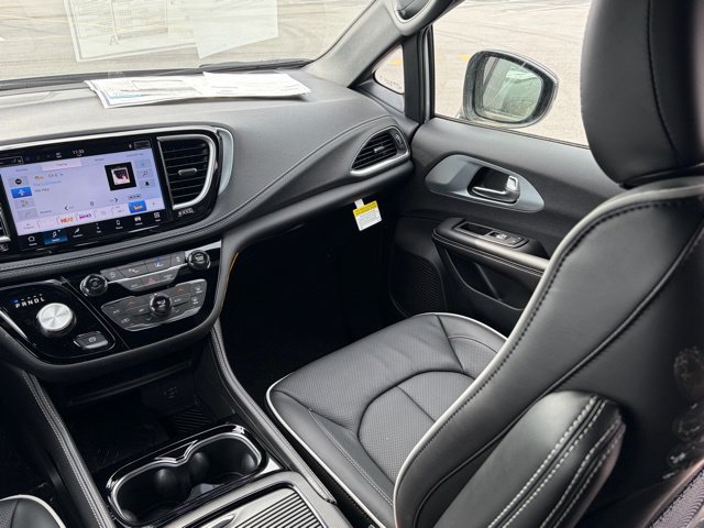 New 2026 Chrysler Pacifica Limited w/ S Appearance Package FWD image 35
