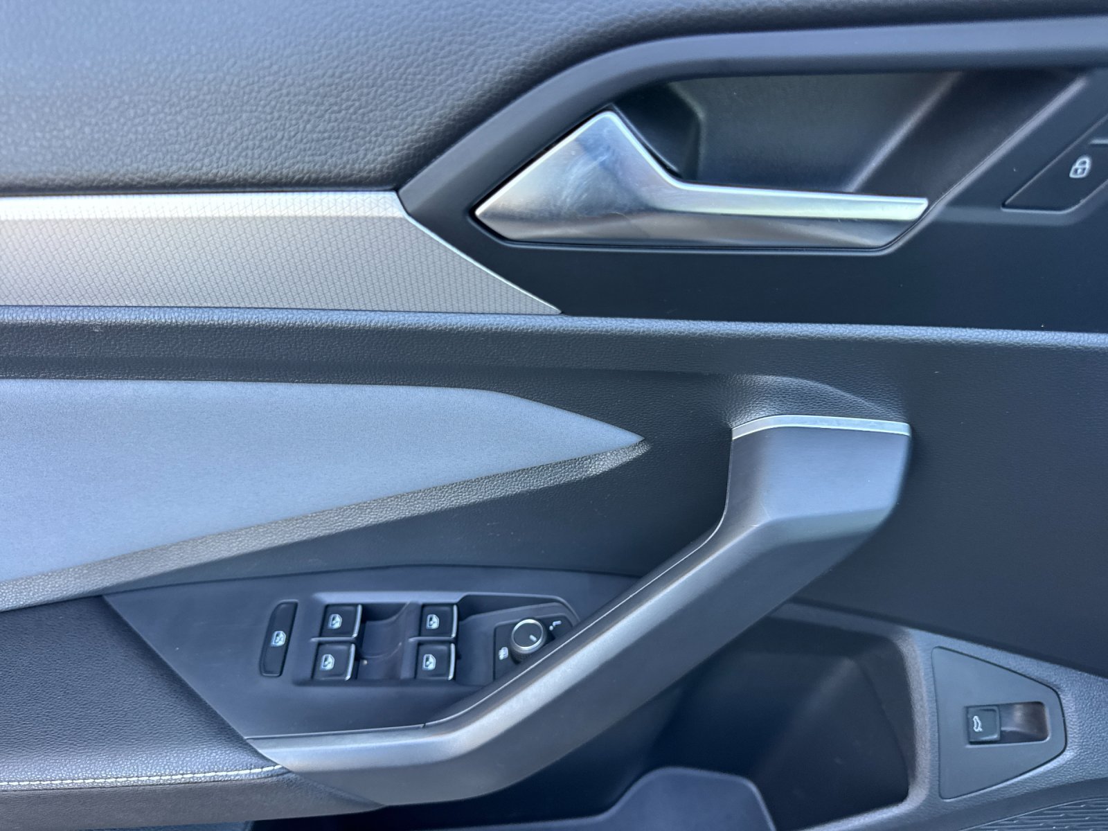 Used 2025 Volkswagen Jetta SE FWD image 11