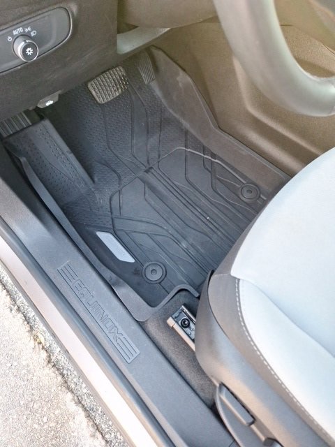 Used 2018 Chevrolet Equinox LT w/ Sun & Infotainment Package image 12