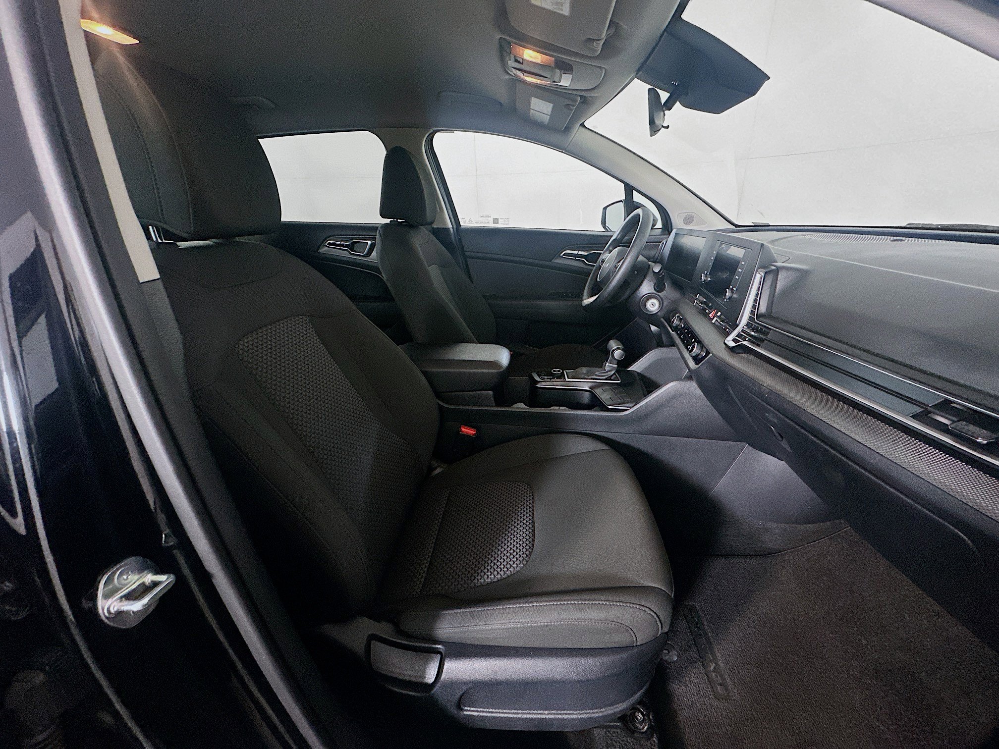 Used 2025 Kia Sportage LX image 30