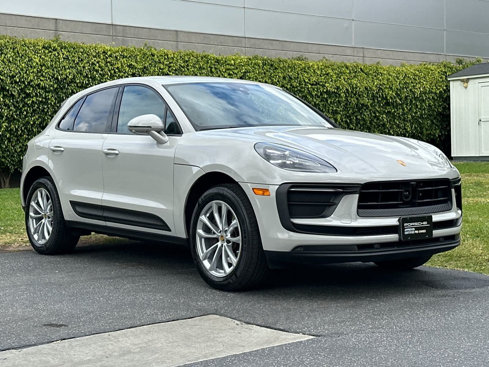 Certified 2025 Porsche Macan AWD/4WD image 10