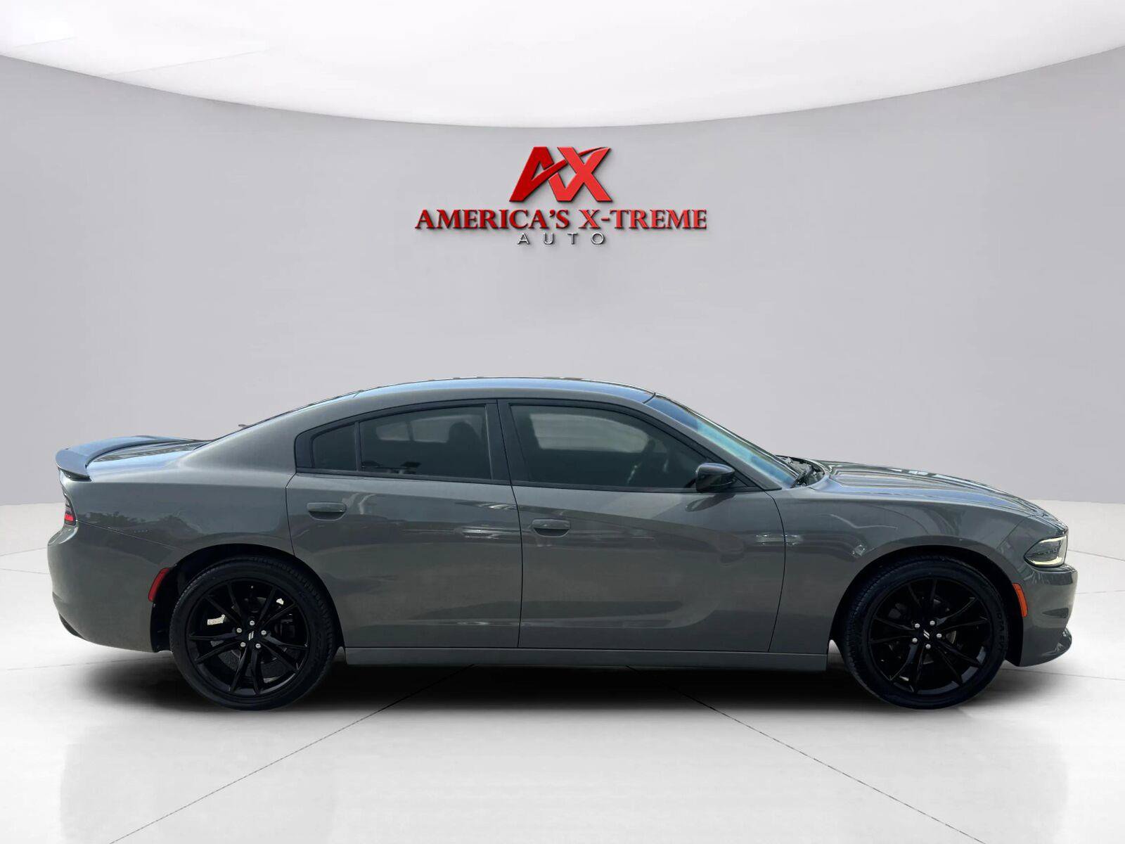 Used 2018 Dodge Charger SXT RWD image 7