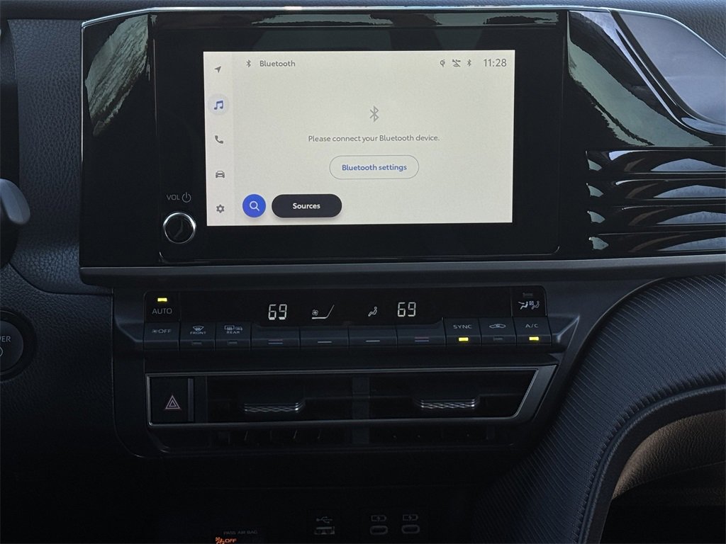 Used 2025 Toyota Camry SE w/ Convenience Package image 18