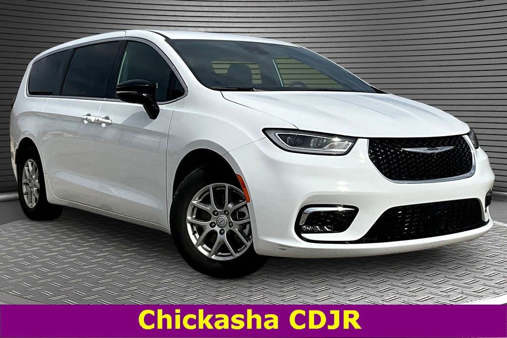 Used 2025 Chrysler Pacifica Select image 3