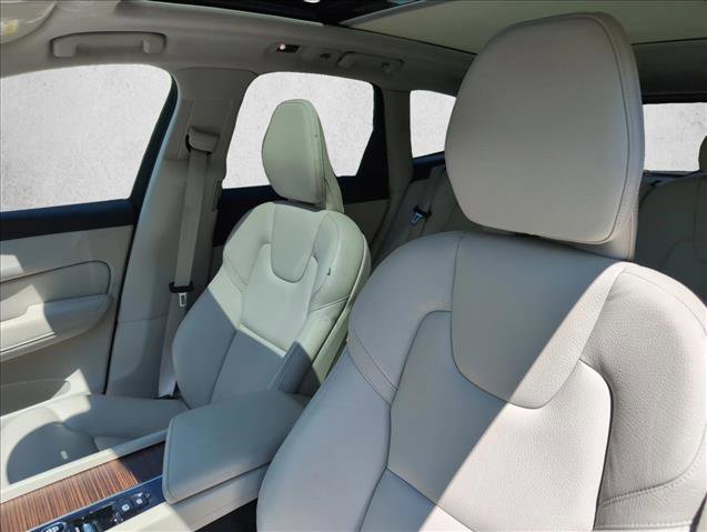 Used 2021 Volvo XC60 T8 Inscription Expression w/ Climate Package image 9