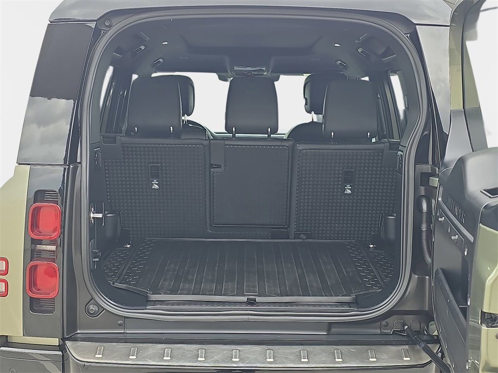 Used 2023 Land Rover Defender 110 X-Dynamic SE image 13