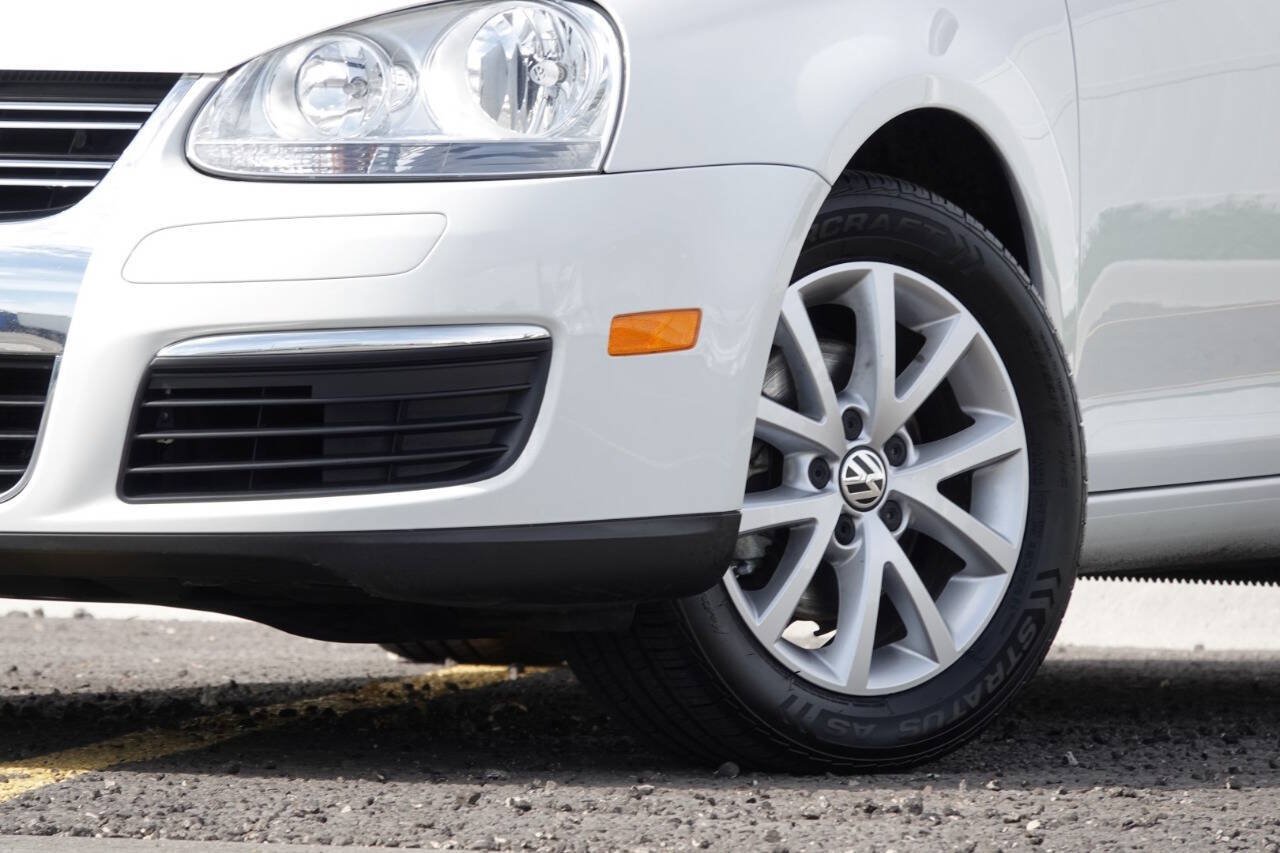 Used 2010 Volkswagen Jetta Limited Edition FWD image 13