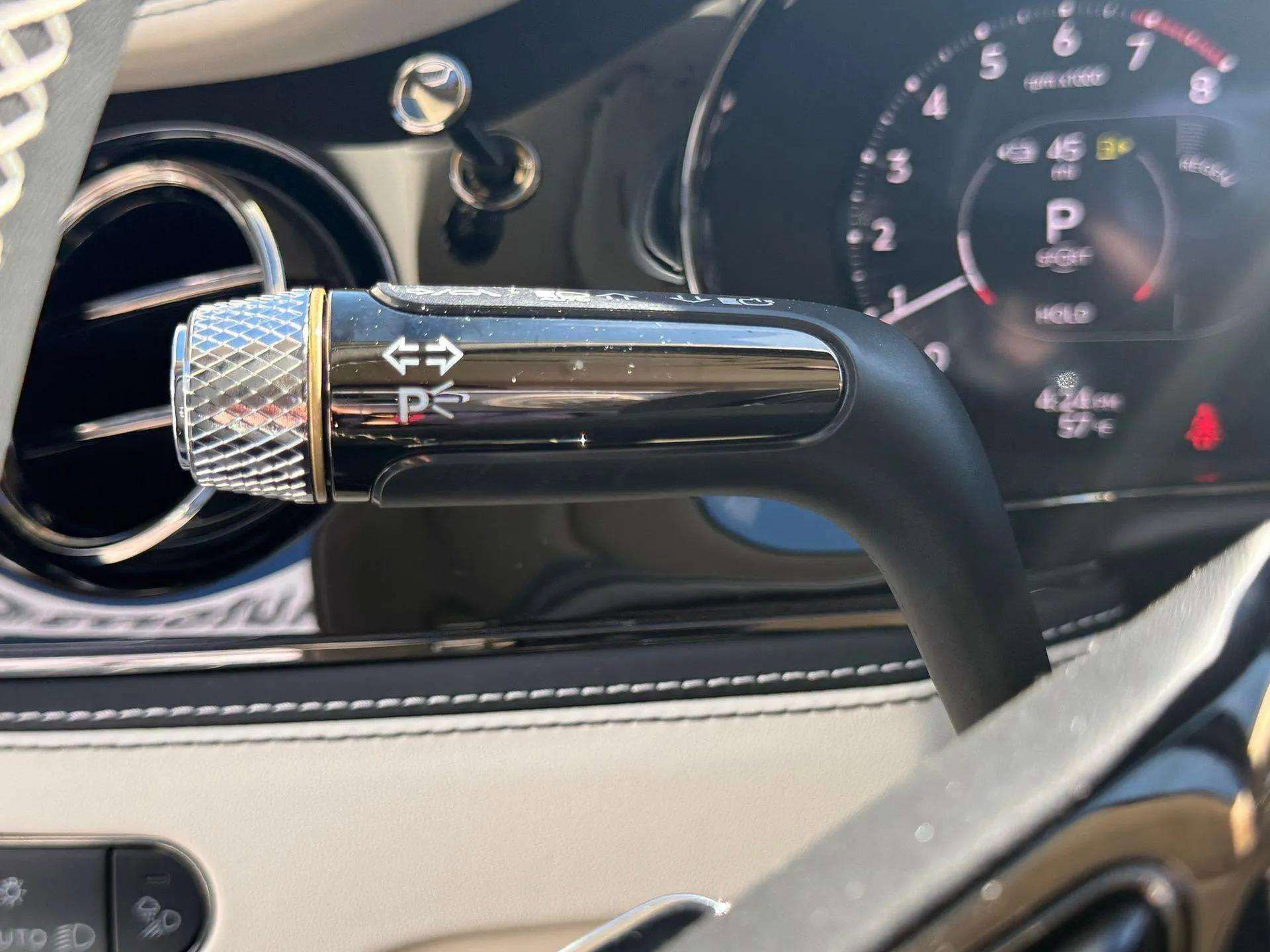 Used 2025 Bentley Flying Spur Plug-In Hybrid image 49