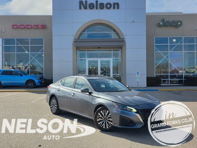 Used 2023 Nissan Altima 2.5 SV image 1