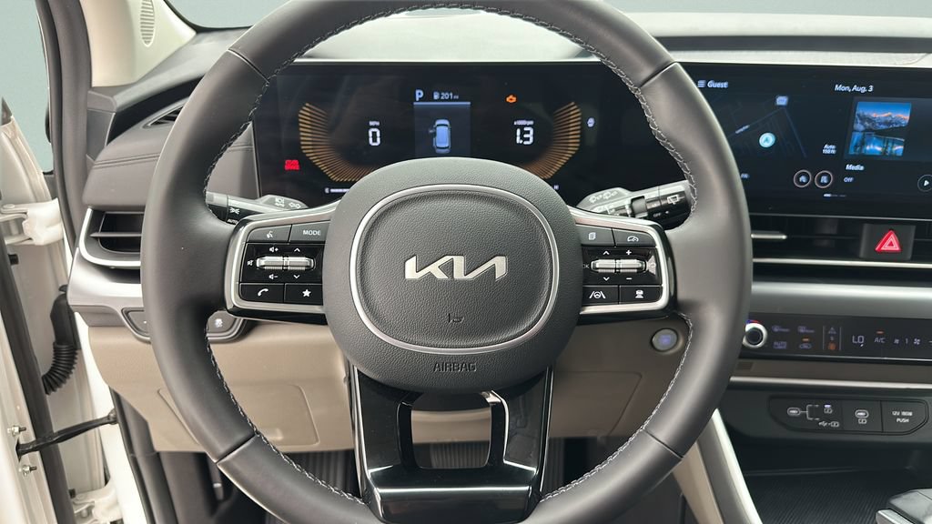 Used 2025 Kia Carnival FWD image 14