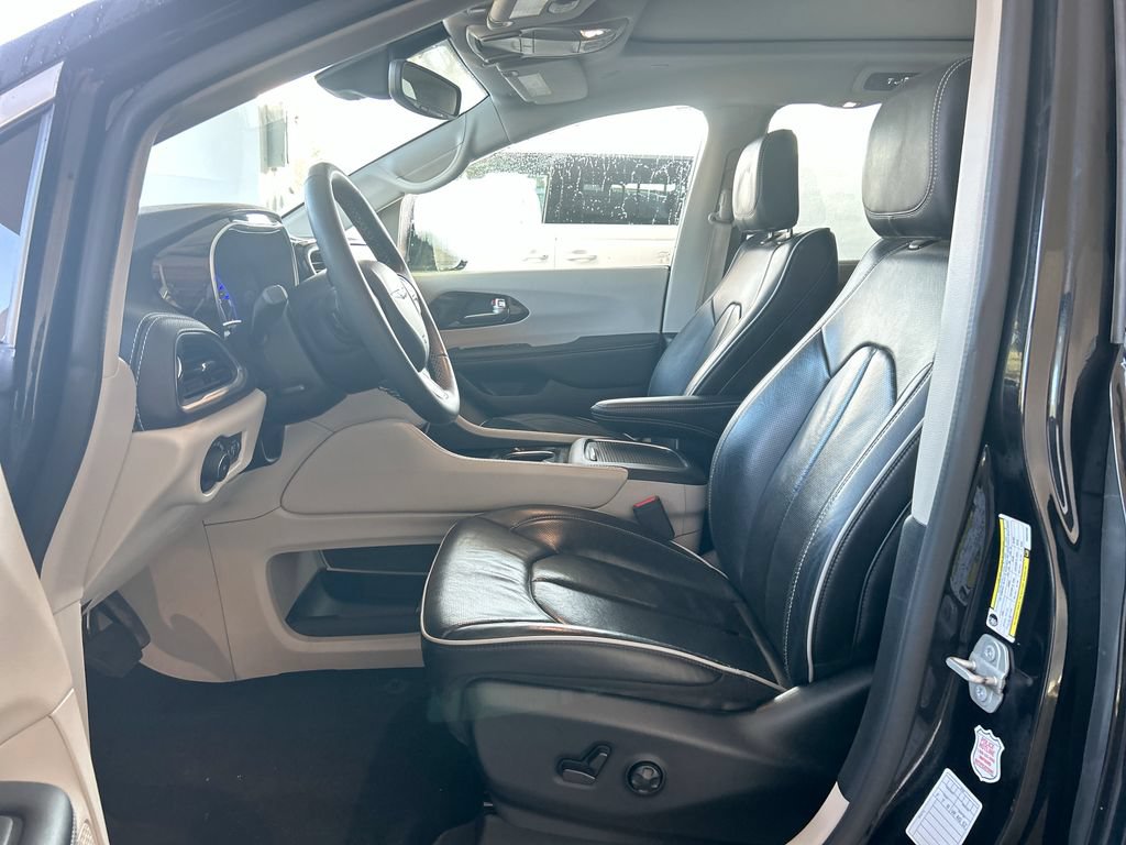 Used 2023 Chrysler Pacifica Limited FWD image 9