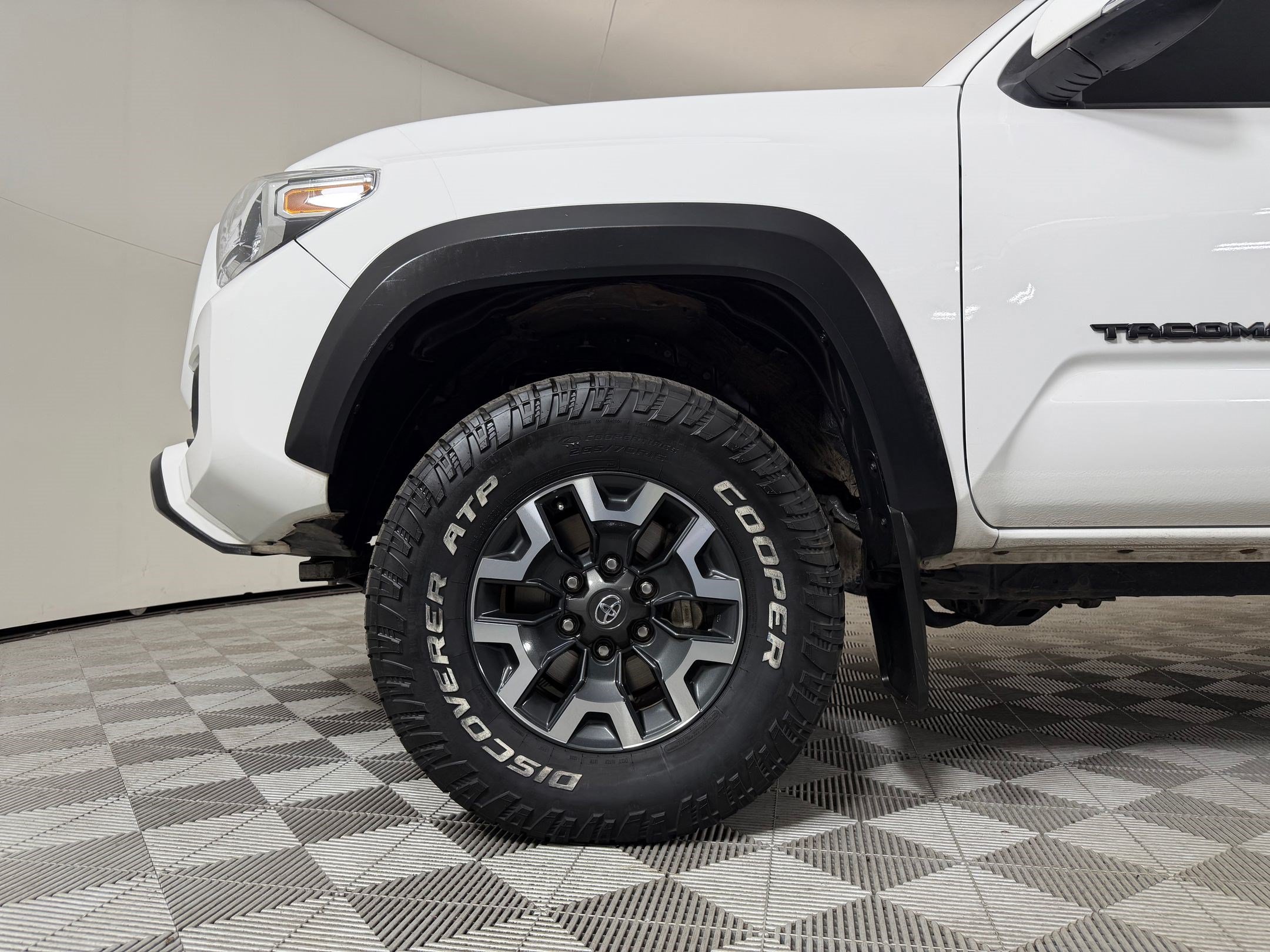 Used 2022 Toyota Tacoma TRD Off-Road w/ Black Out Package (TMS) AWD/4WD image 12