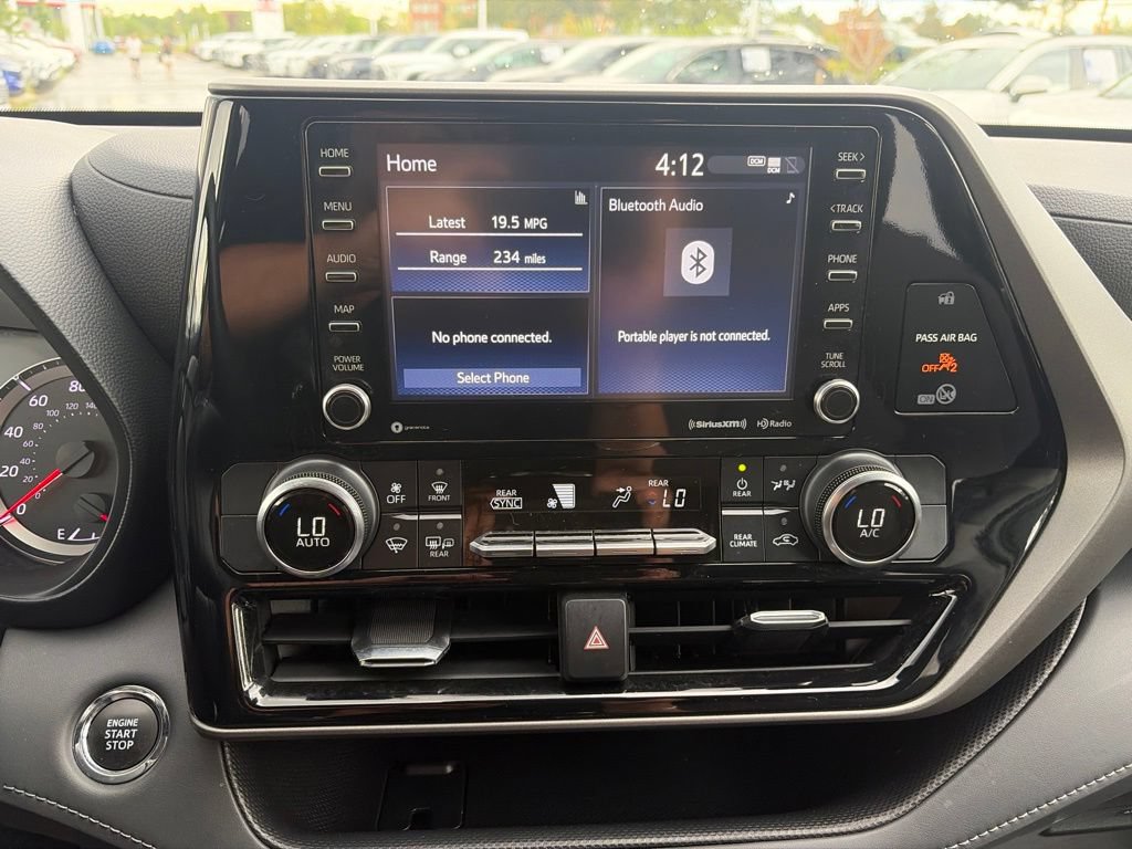 Used 2022 Toyota Highlander LE AWD/4WD image 33