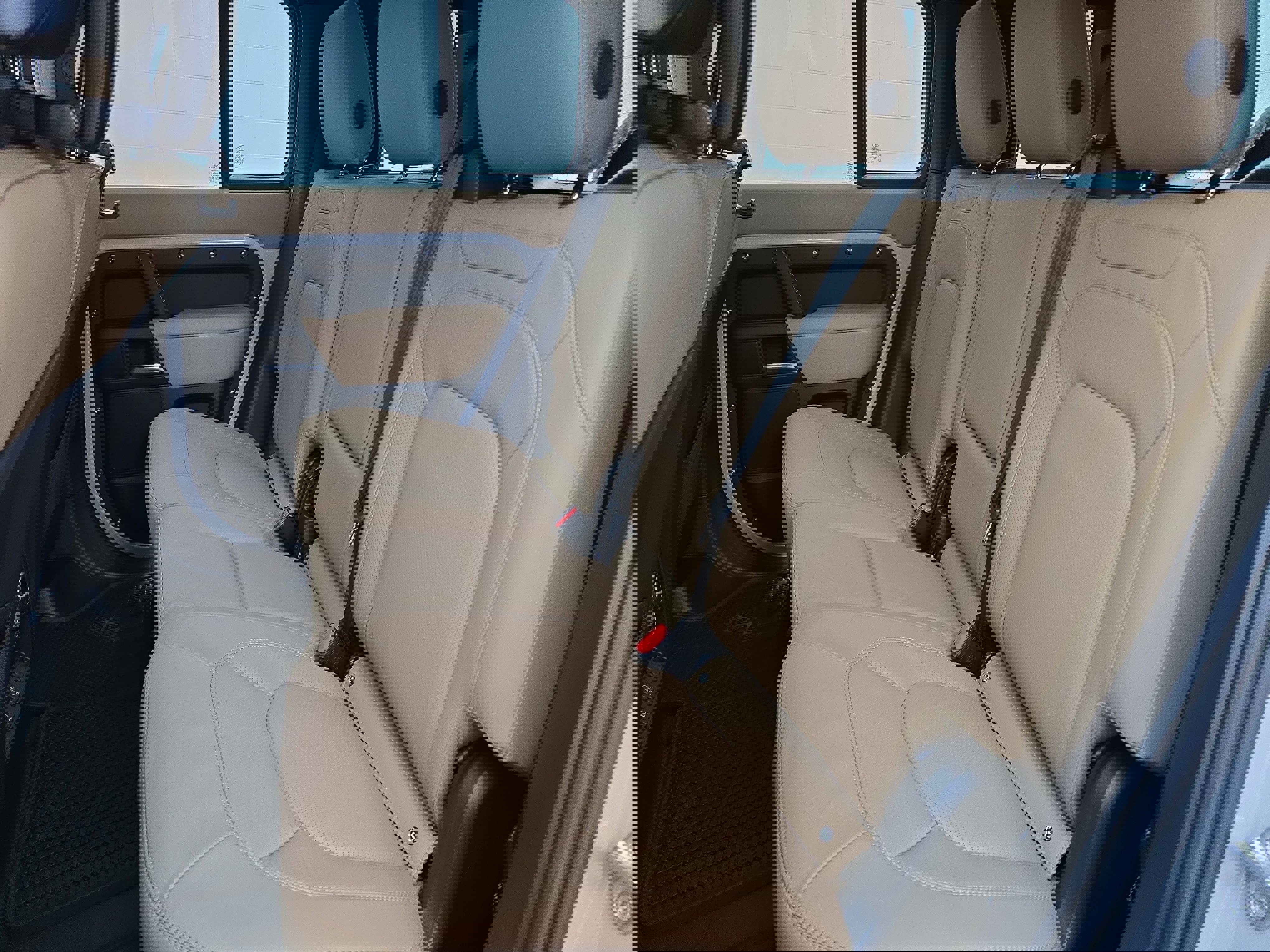 New 2026 Land Rover Defender 110 X-Dynamic SE image 13