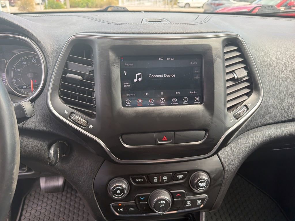 Used 2019 Jeep Cherokee Latitude w/ Cold Weather Group AWD/4WD image 20