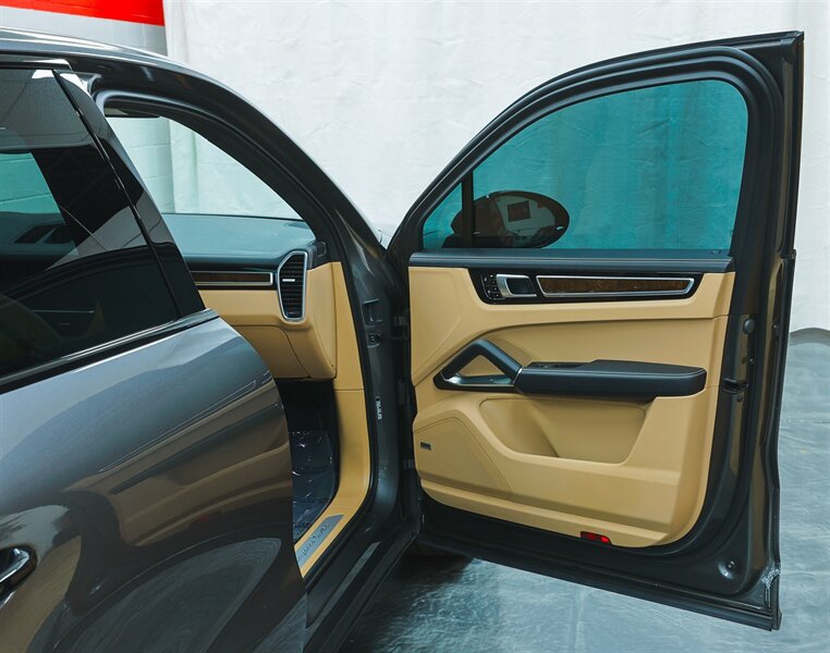 Used 2020 Porsche Cayenne Turbo AWD/4WD image 89