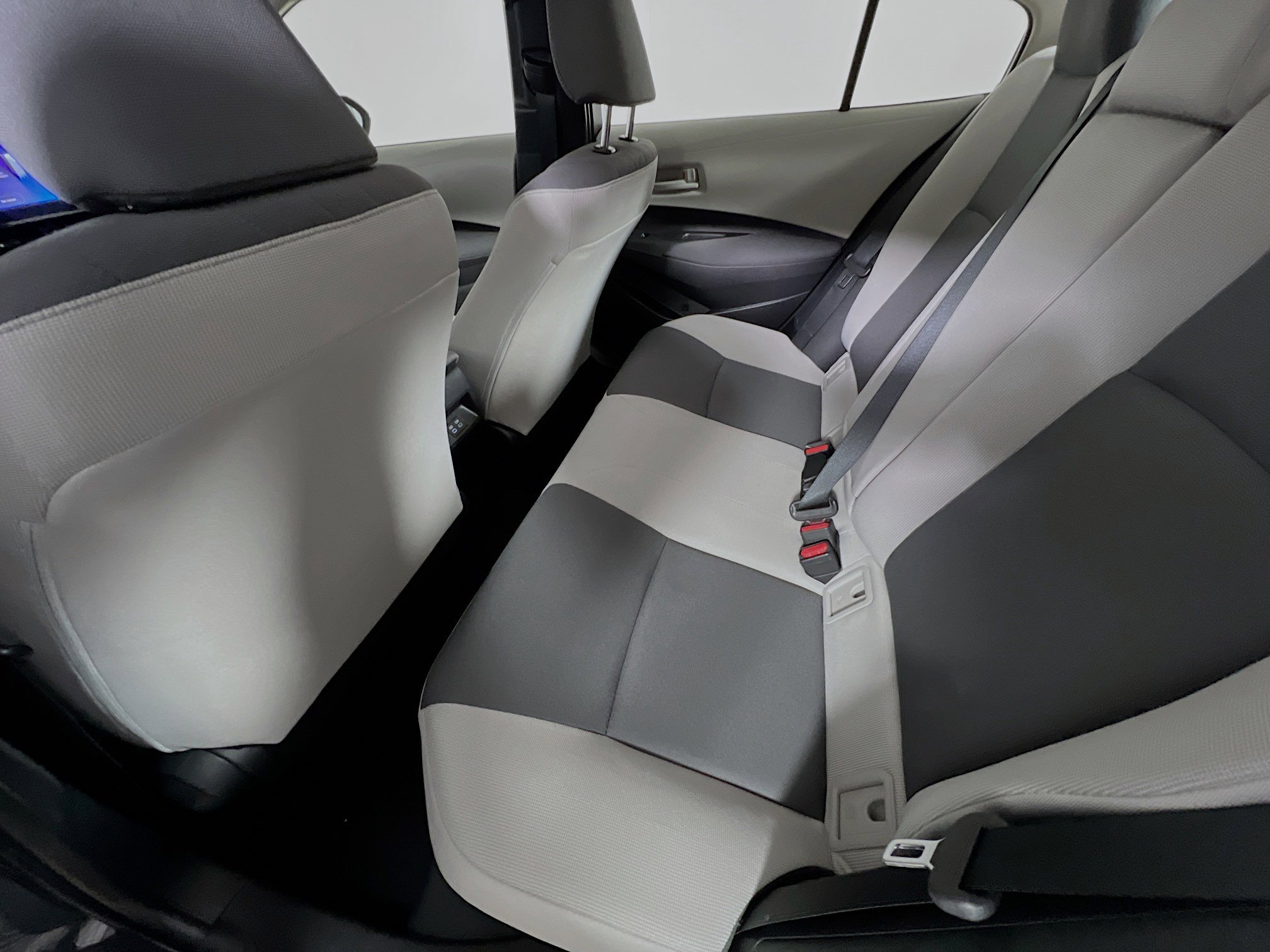 Used 2025 Toyota Corolla LE image 28