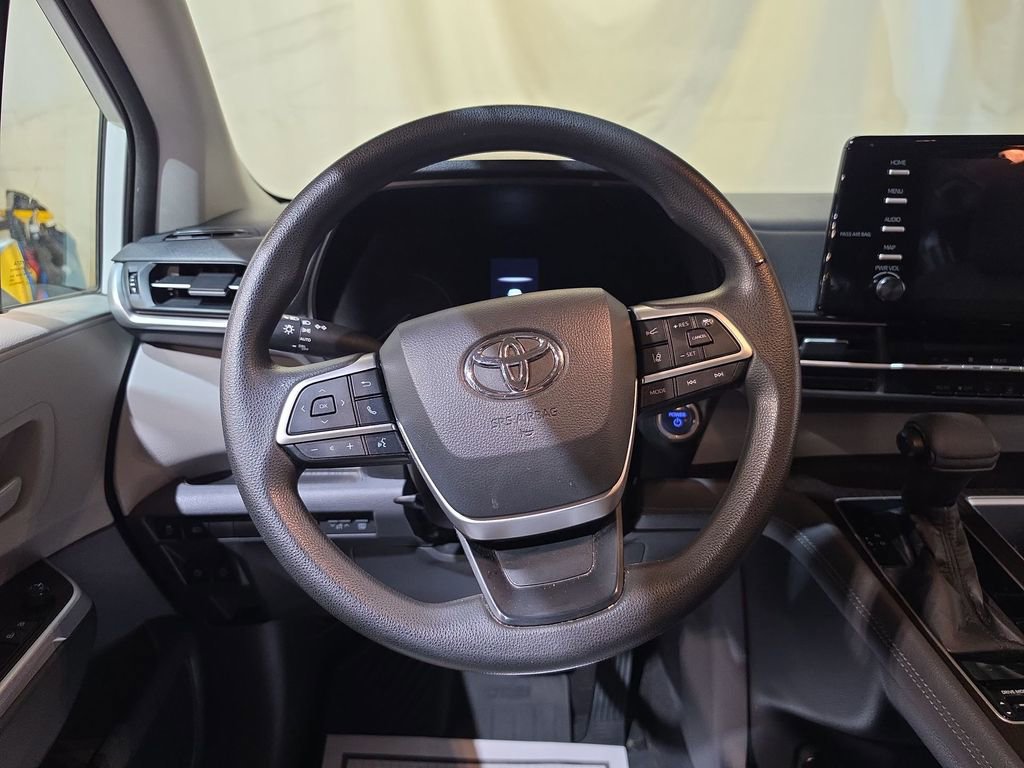 Used 2021 Toyota Sienna LE FWD image 11