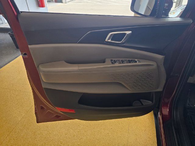 Used 2025 Kia Carnival FWD image 10
