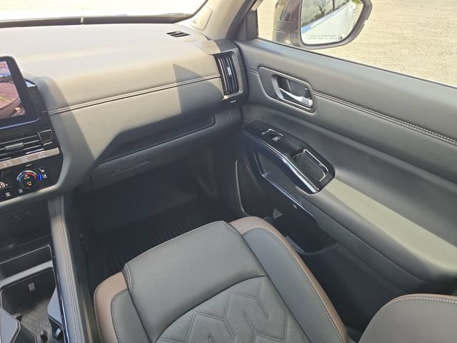 Used 2026 Nissan Pathfinder Platinum FWD image 12