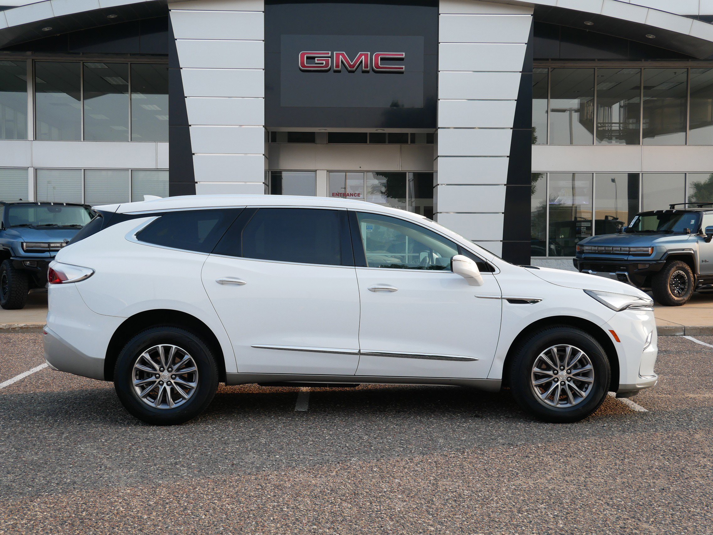 Used 2022 Buick Enclave Essence image 2