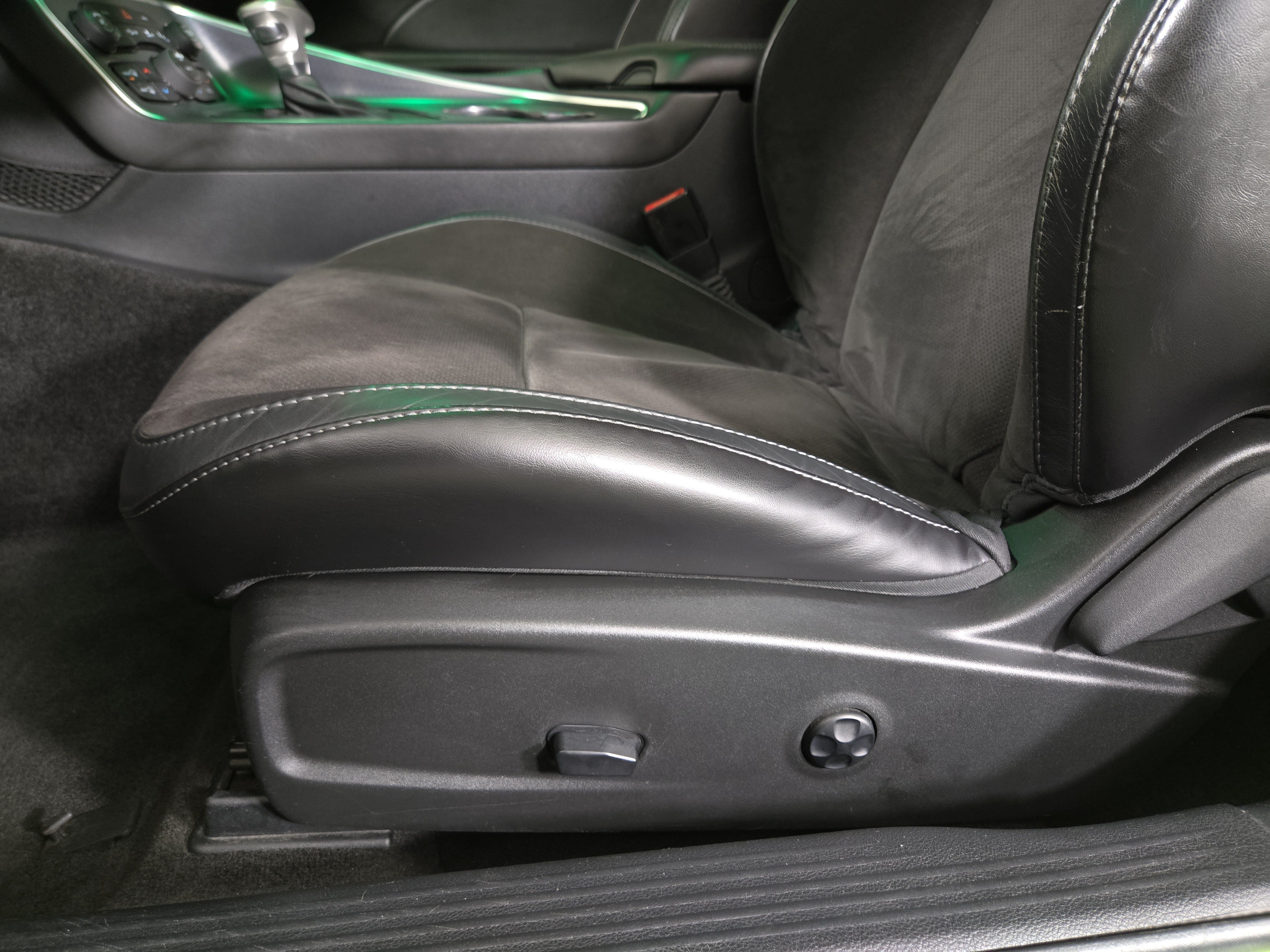 Used 2015 Dodge Challenger R/T Scat Pack w/ Leather Interior Group RWD image 32