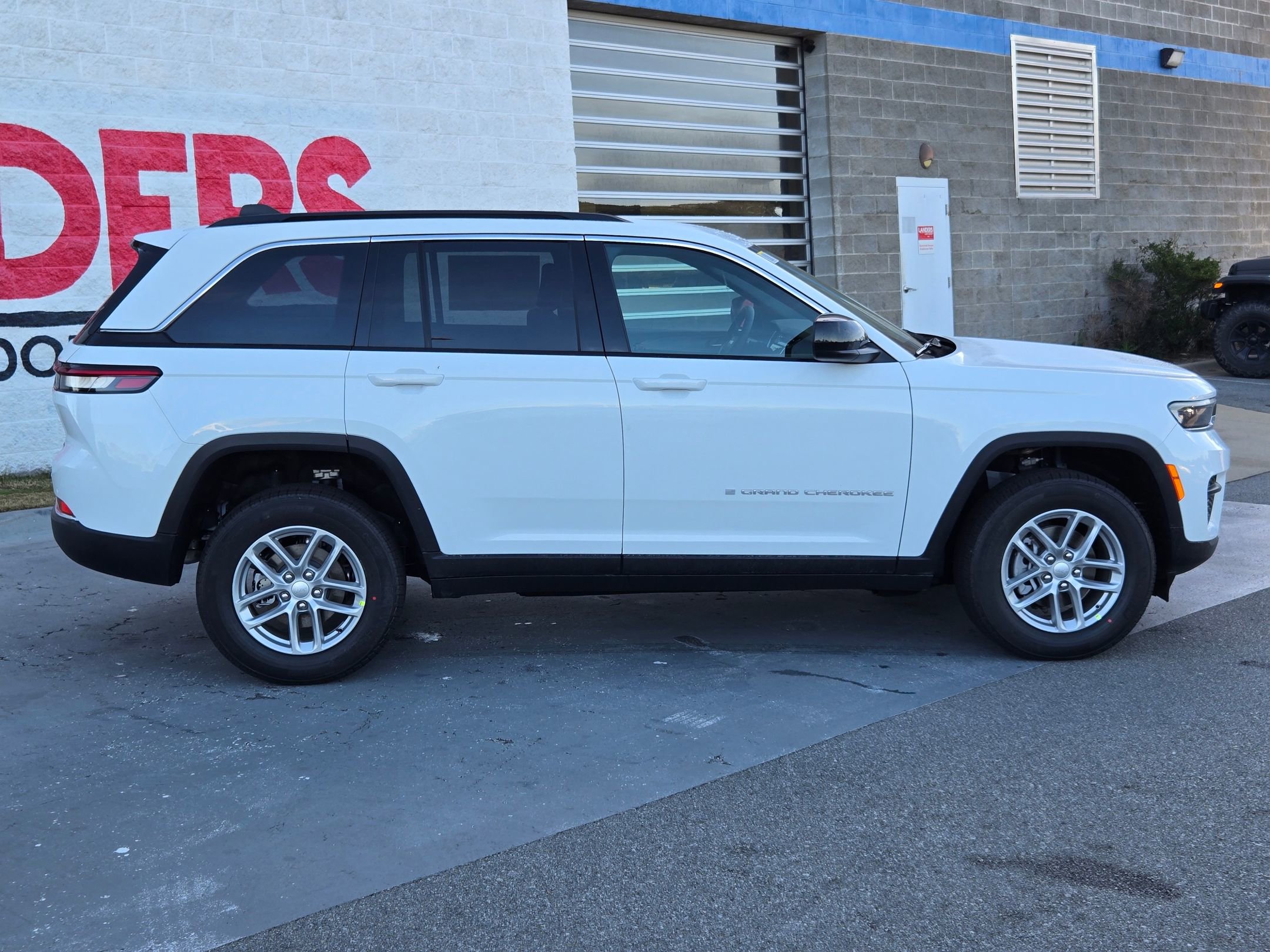 New 2025 Jeep Grand Cherokee Laredo image 8