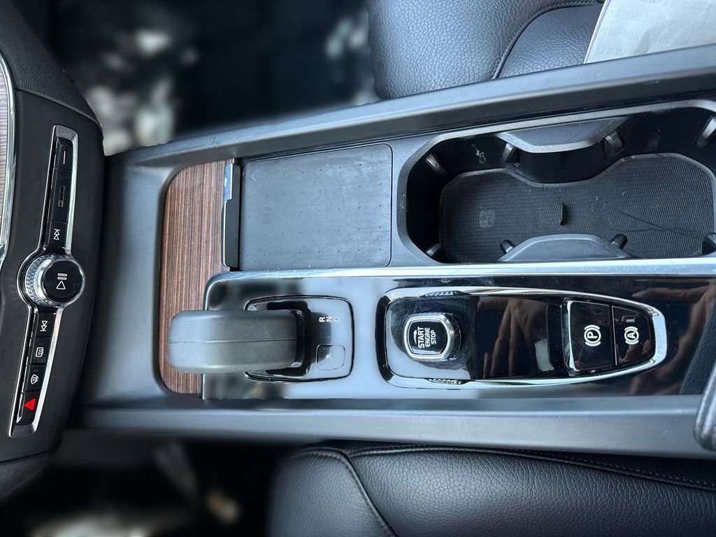 Used 2022 Volvo XC60 B5 Momentum image 21