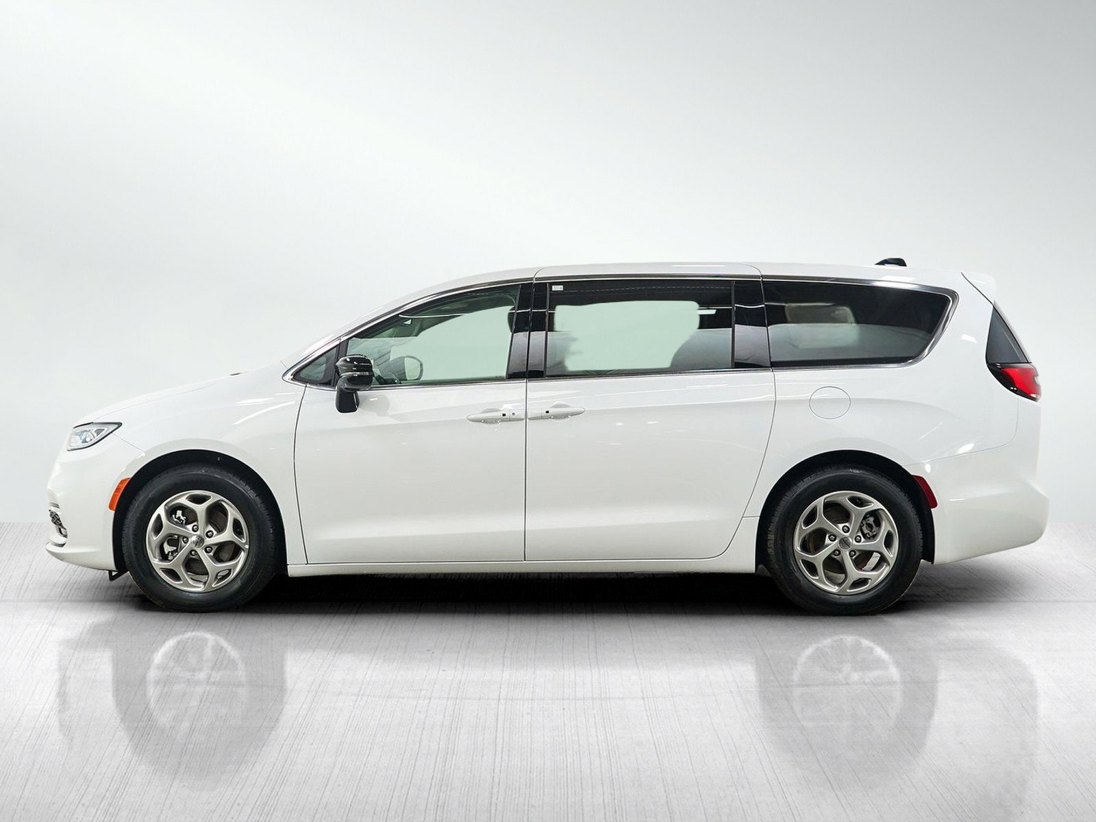 Used 2024 Chrysler Pacifica Limited FWD image 2