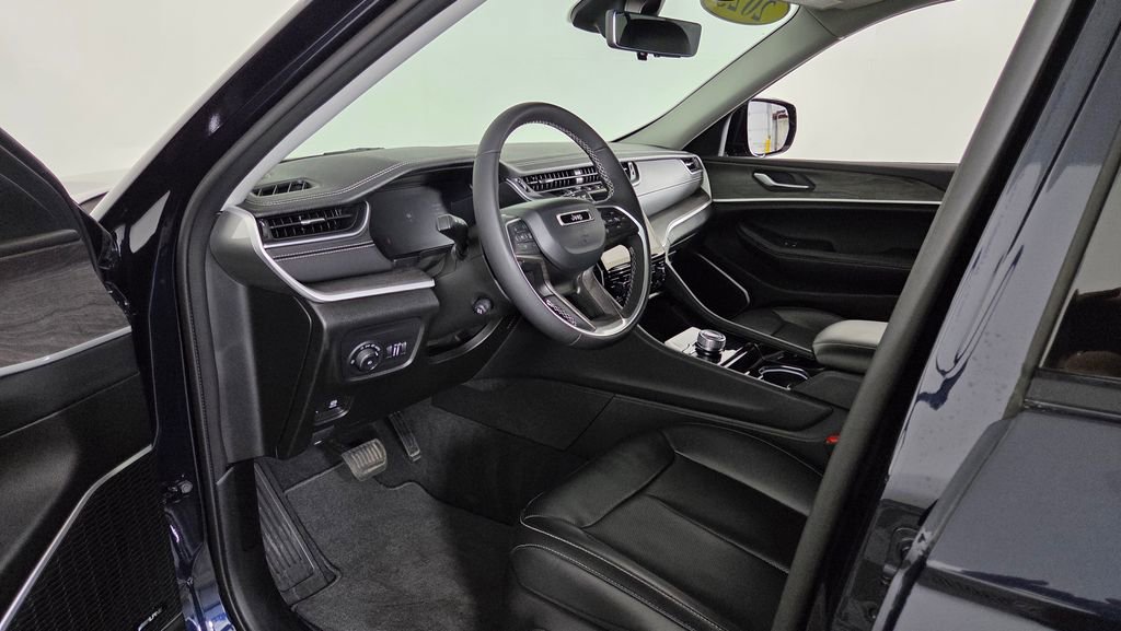 Used 2023 Jeep Grand Cherokee L Limited w/ Luxury Tech Group II AWD/4WD image 16