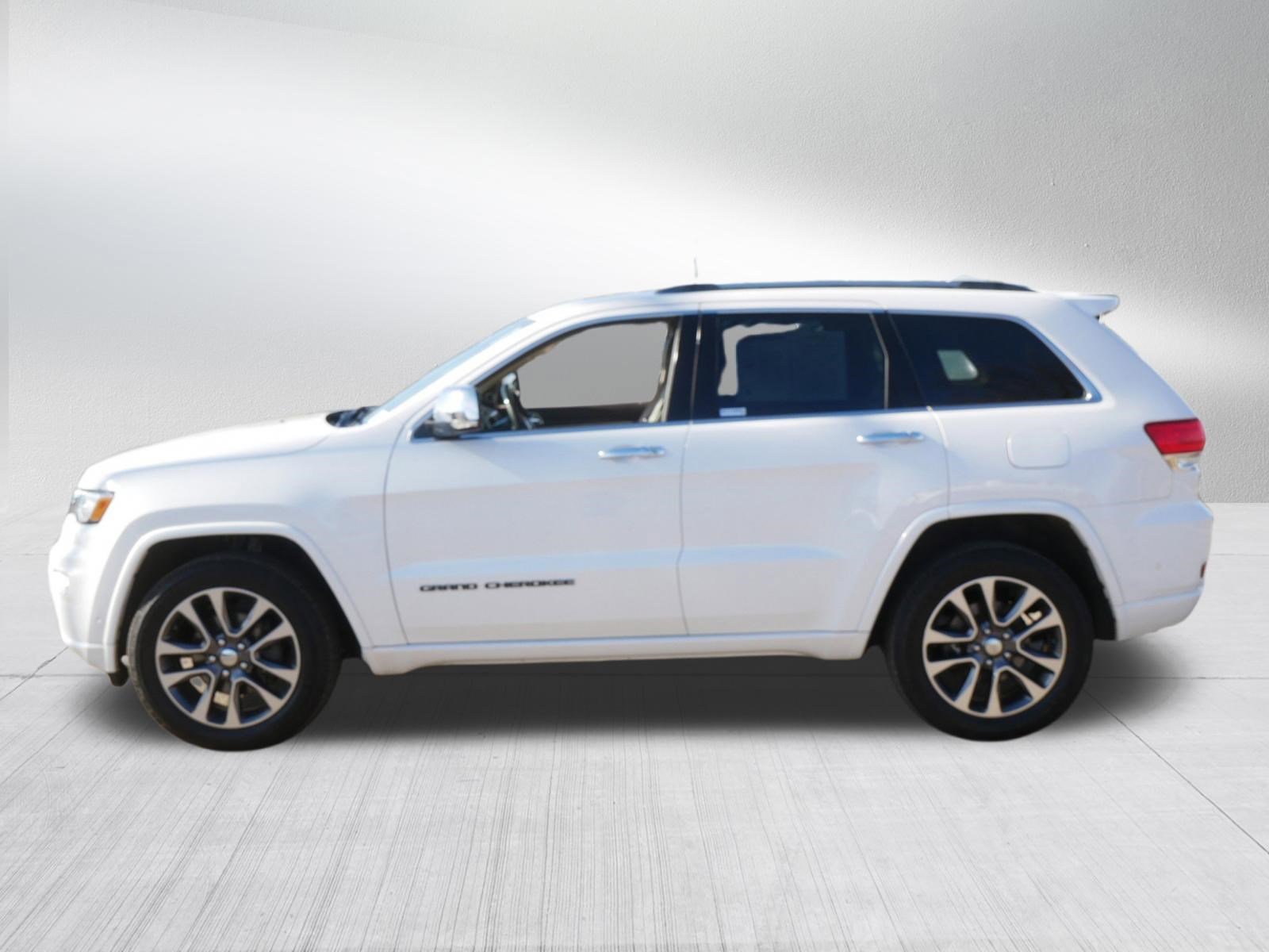 Used 2018 Jeep Grand Cherokee Overland AWD/4WD image 4