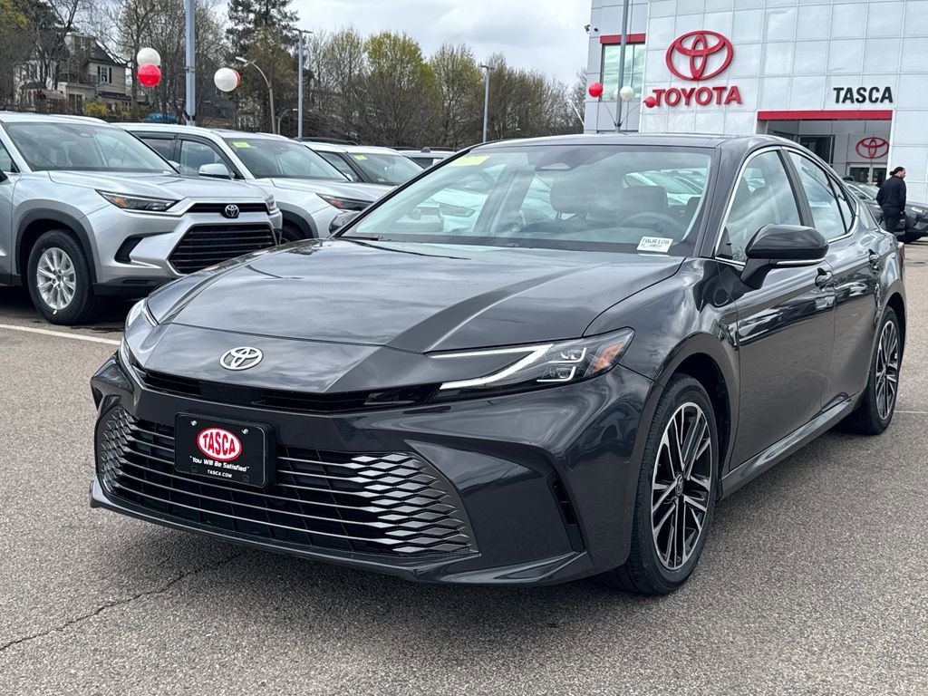 Used 2025 Toyota Camry XLE image 3