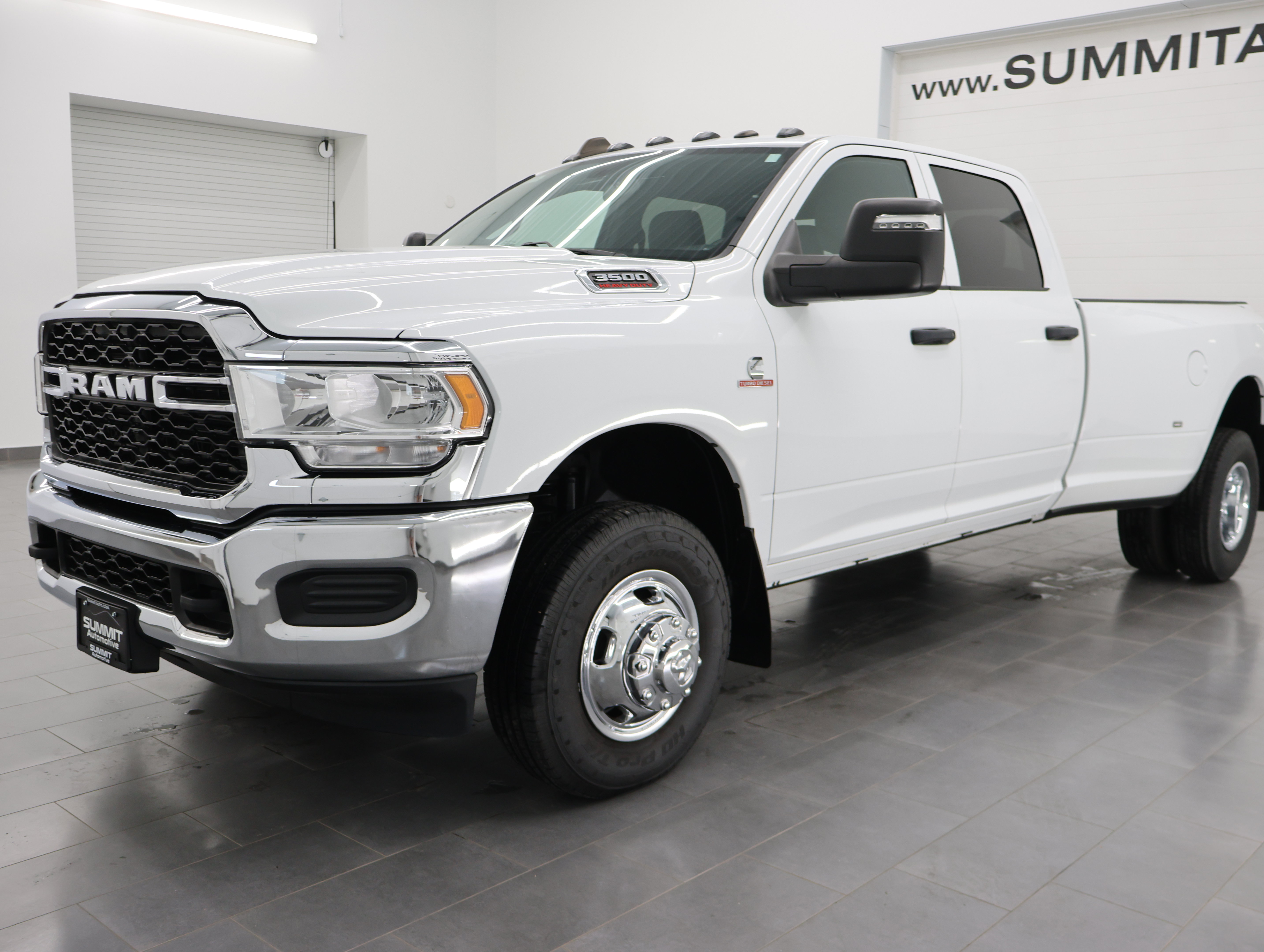 Used 2024 RAM 3500 Tradesman w/ Chrome Appearance Group AWD/4WD image 7