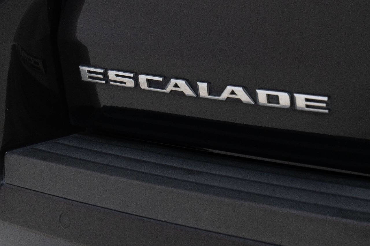 Used 2020 Cadillac Escalade Premium Luxury AWD/4WD image 17