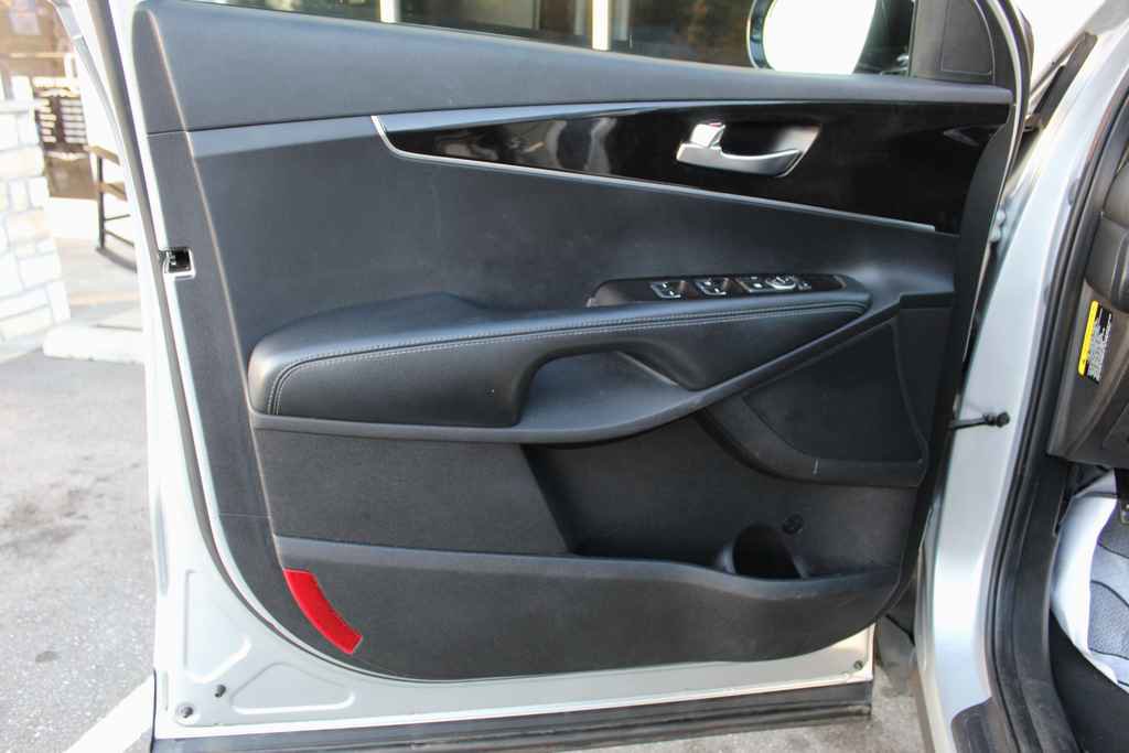 Used 2017 Kia Sorento LX w/ LX Convenience Package image 11
