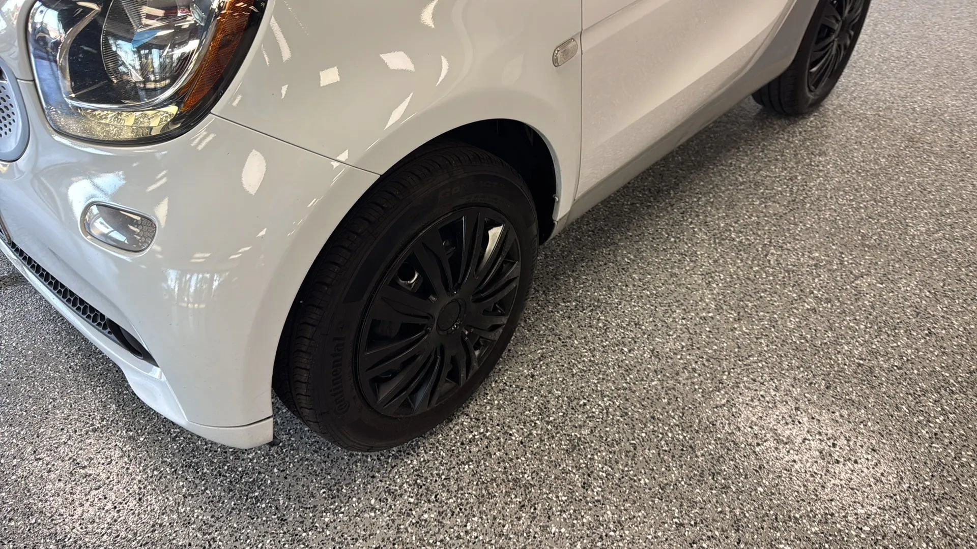 Used 2017 smart fortwo pure RWD image 28