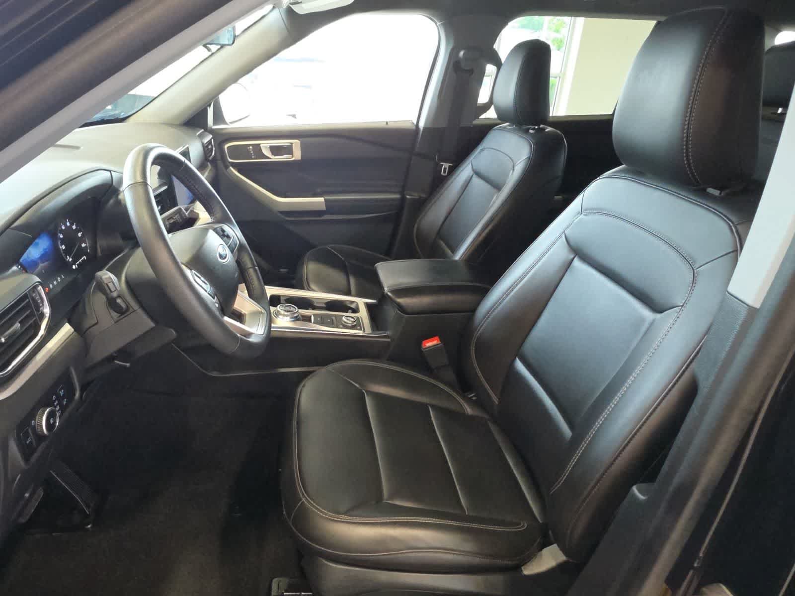 Used 2024 Ford Explorer XLT w/ Equipment Group 202A AWD/4WD image 15