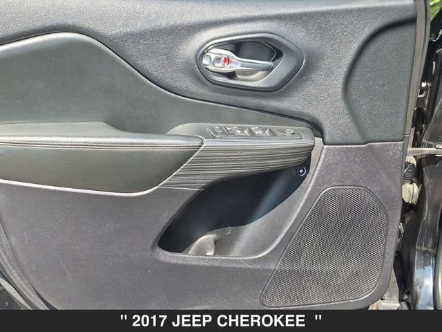 Used 2017 Jeep Cherokee Limited AWD/4WD image 10