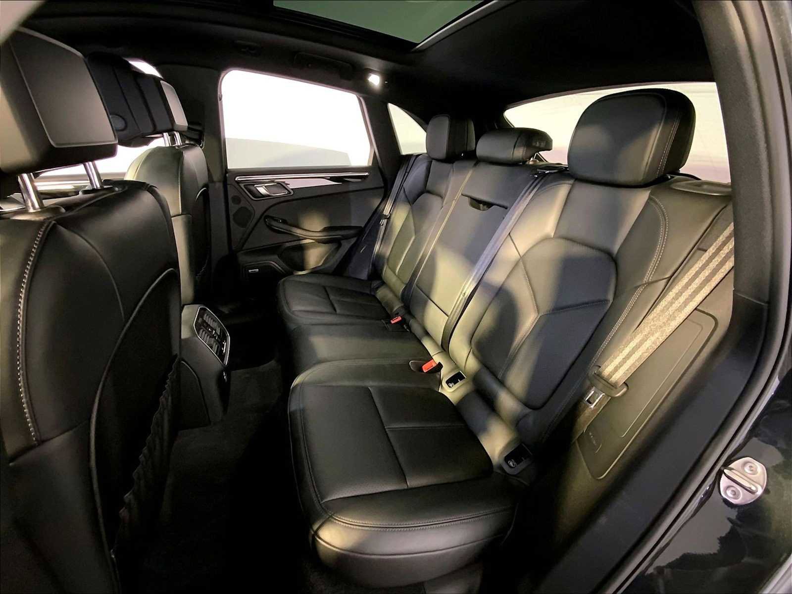 Certified 2025 Porsche Macan image 24