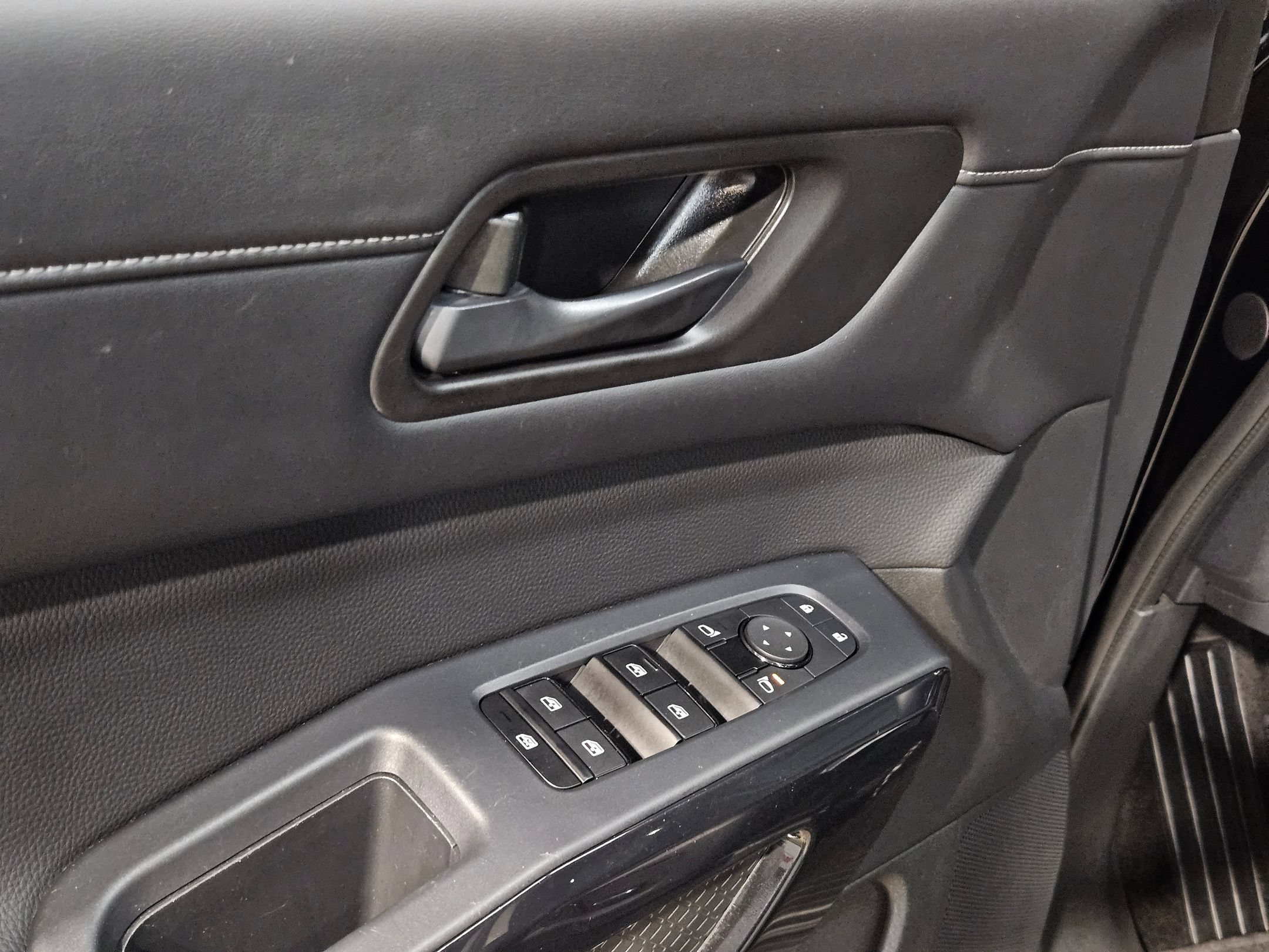 Used 2024 Nissan Pathfinder SV AWD/4WD image 21