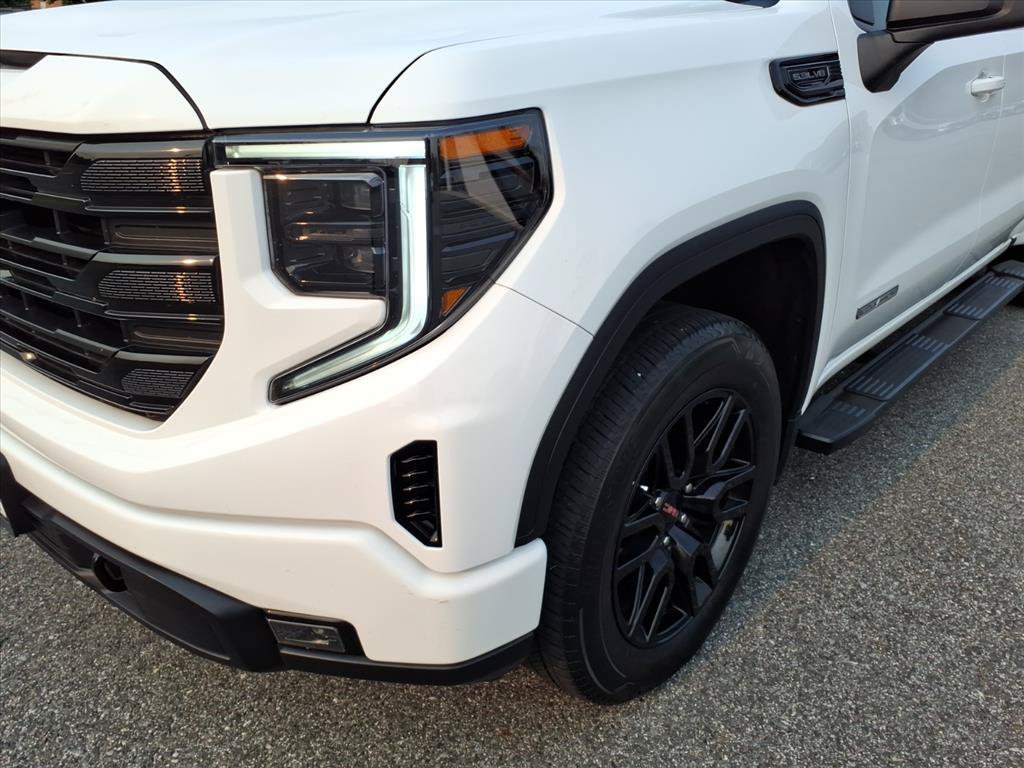 Used 2022 GMC Sierra 1500 Elevation w/ LPO, Elevation Black Package AWD/4WD image 8