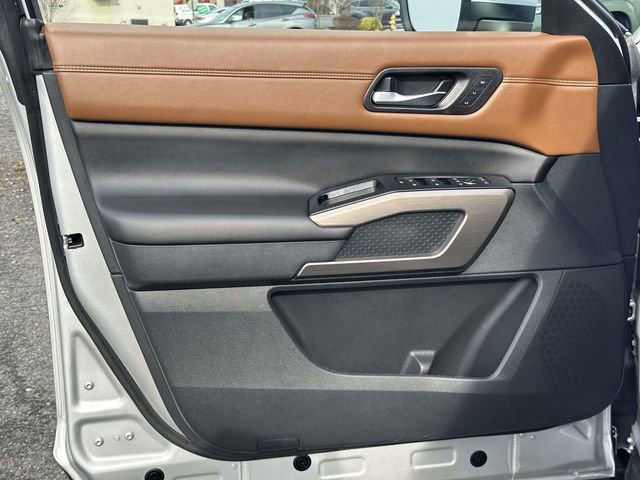 Used 2024 Nissan Pathfinder Platinum w/ Black Appearance Package image 13