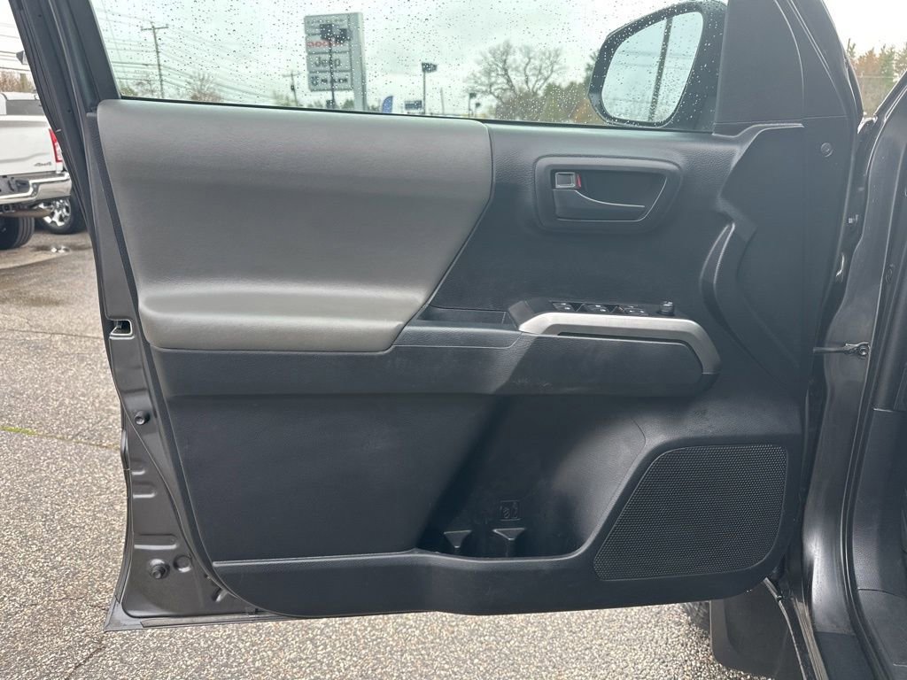Used 2019 Toyota Tacoma SR5 AWD/4WD image 15